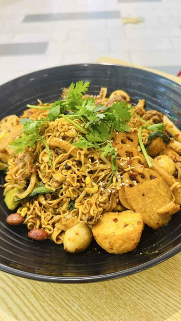 出来上がったドライ麻辣麺のアップ。山椒、ナッツ、香菜がのって香ばしい見た目。